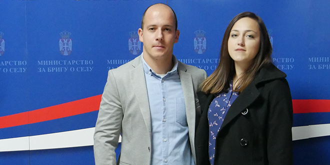 Лалићи из Неготина потписали уговор за куповину куће у селу Чубра Лалићи из Неготина потписали уговор за куповину куће у селу Чубра