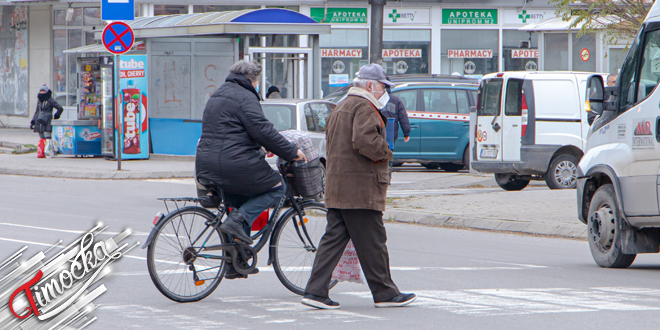 Људи прелазе пешачки прелаз Људи прелазе пешачки прелаз