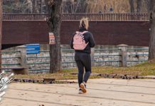 Променљиво облачно, увече престанак падавина и разведравање Општина Књажевац: Девојка шета са ранцем на леђима