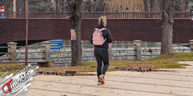 Општина Књажевац: Девојка шета са ранцем на леђима