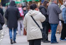 Претежно облачно, понегде са слабом кишом, после подне постепено смањење облачности Општина Неготин – Људи шетају