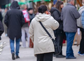 Претежно облачно, понегде са слабом кишом, после подне постепено смањење облачности Општина Неготин – Људи шетају