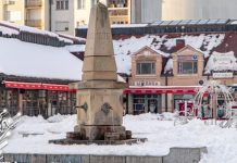 На северној Земљиној полулопти почиње зима, док на јужној почиње лето Стара чесма на Тргу ослобођења у Зајечару: Зима, снег