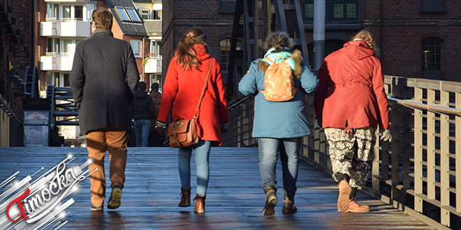 Људи шетају