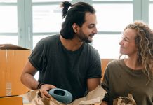 Селидба и ментално здравље – постоје ли позитивне стране пресељења? Брачни пар се пакује, селидба