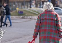 Местимично магла и ниска облачност, а средином дана и после подне умерено облачно са сунчаним интервалима Град Зајечар – Људи шетају