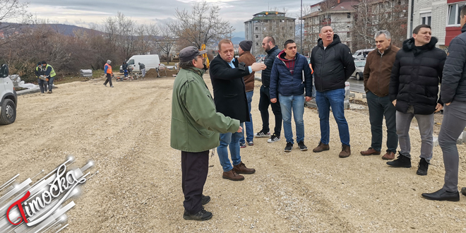Градоначелник Бора Александар Миликић обишао радове на уређењу тротоара и паркинг простора у граду