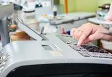 Инспектори затворили 41% објеката у Србији јер не куцају рачуне Каса, радница куца рачун