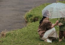 Променљиво облачно и свежије, местимично са кишом Мајка и дете са кишобраном, киша