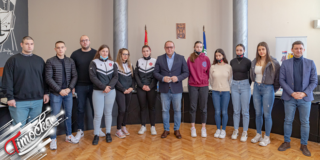 Потписивање уговора са овогодишњим спортским стипендистима града Бора