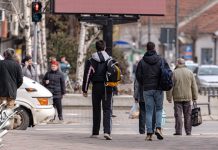 Хладно јутро, током дана топлије уз кошаву Град Зајечар – Људи шетају