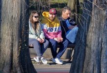 Данас променљиво време, највиша дневна температура до 18 степени Људи седе у парку