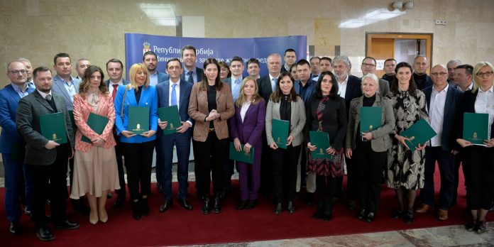 Општина Неготин потписала уговоре за реализацију два пројекта у вредности од близу 10 милиона динара Општина Неготин потписала уговоре за реализацију два пројекта у вредности од близу 10 милиона динара