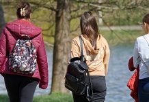 Након хладног јутра стиже сунце и пријатно пролећно време Девојке шетају поред језера