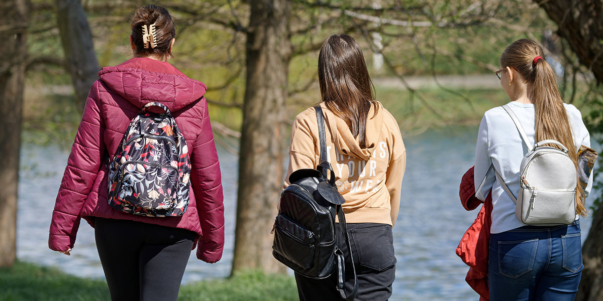 Девојке шетају поред језера