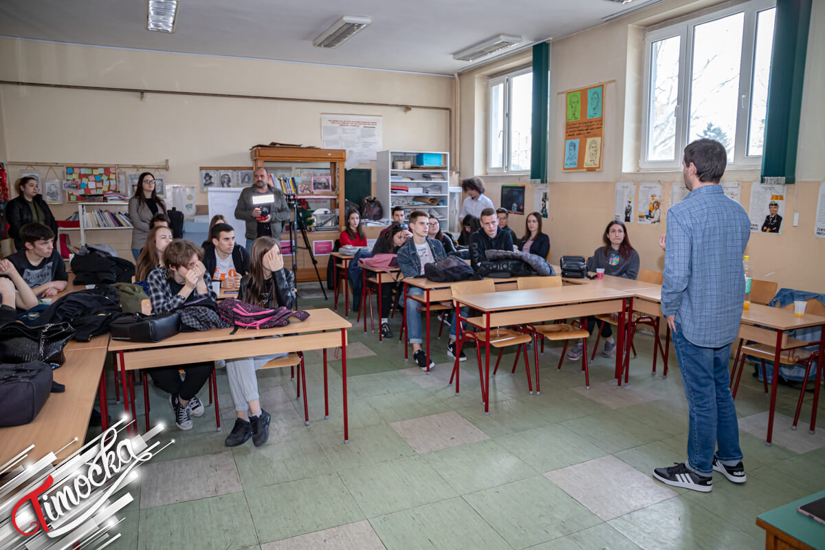 Diplomirani politikolog Miljan Paunović održao javni čas učenicima zaječarske Gimnazije na temu demokratije