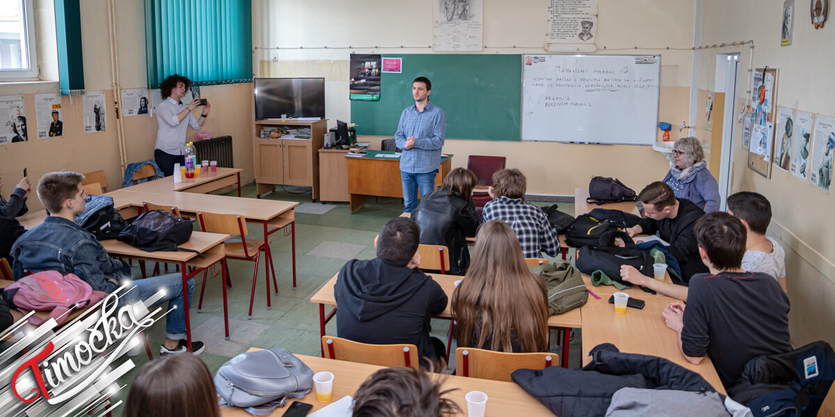 Дипломирани политиколог Миљан Пауновић одржао јавни час ученицима зајечарске Гимназије на тему демократије