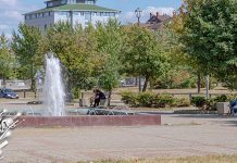 Веома топло, сунчано и суво време Град Бор – Људи седе у парку