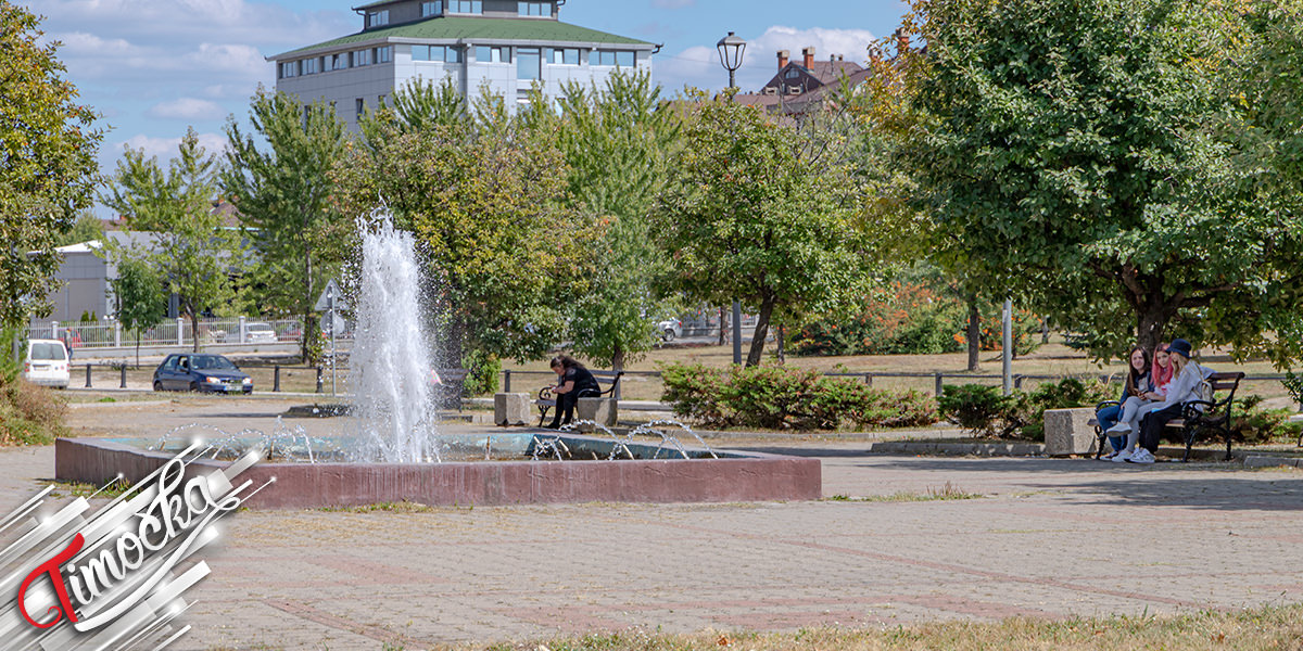 Град Бор – Људи седе у парку