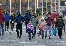 Пролеће стигло, али јутра и даље ледена: Дневна температура до 15 степени Људи шетају