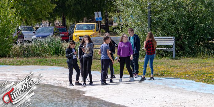 Град Бор – Деца у парку