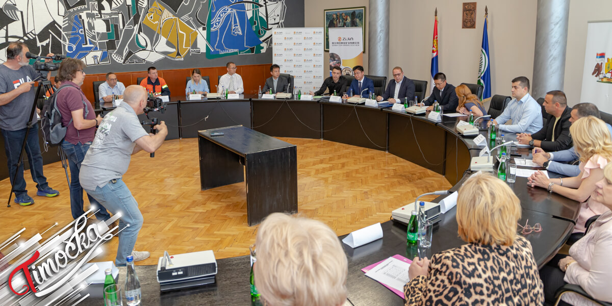 Компанија „ZiJin” донирала књиге и дала стипендије борским ученицима Компанија „ZiJin” донирала књиге и дала стипендије борским ученицима