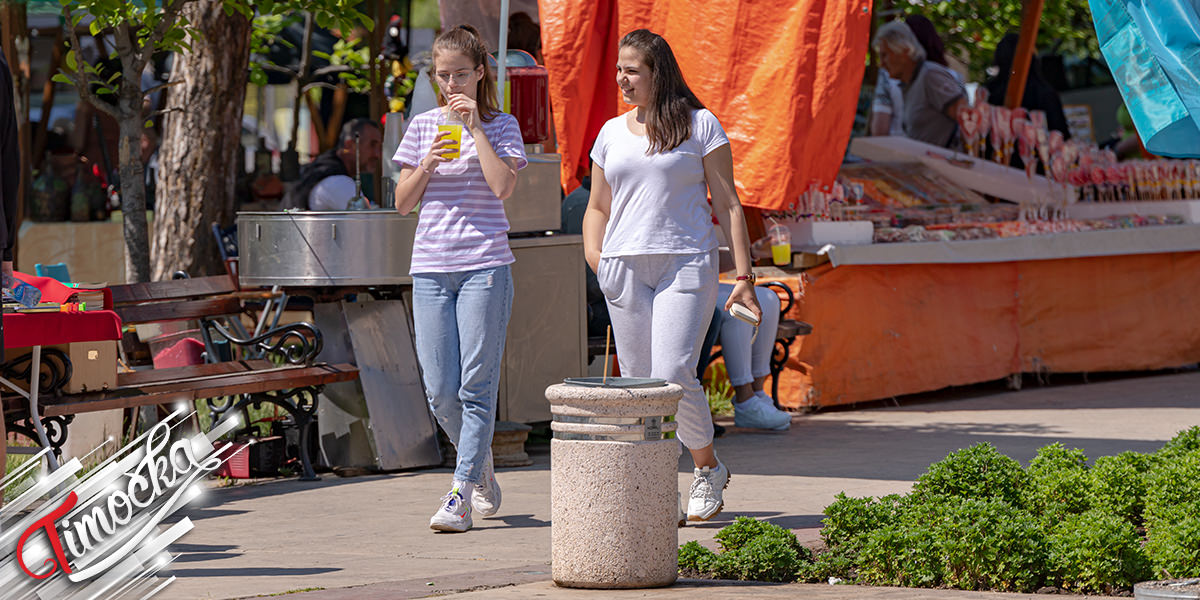 Општина Неготин &ndash; Девојке шетају улицом