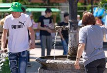 Сунчано и веома топло за овај период године, ветар слаб и умерен Општина Неготин – Људи пију воду са чесме