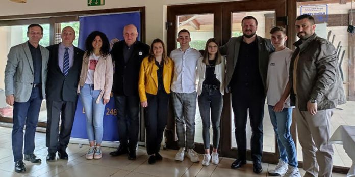 Ротари клуб Зајечар наградио најбоље матуранте зајечарских средњих школа Ротари клуб Зајечар наградио најбоље матуранте зајечарских средњих школа