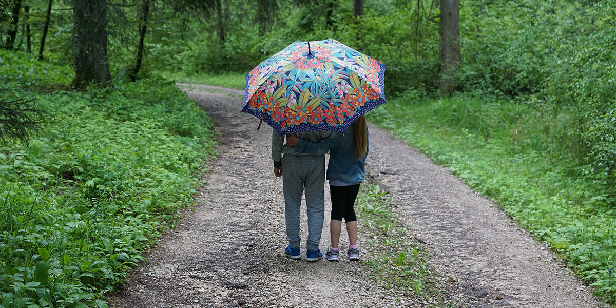 Шума, деца држе кишобран