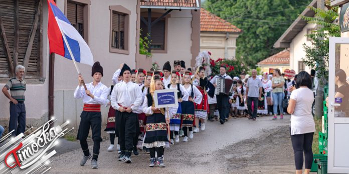 14. Међуокружна смотра сеоских фолклорних ансамбала у кореографисаном фолклору „Потекла вода студена” у Великом Извору 14. Међуокружна смотра сеоских фолклорних ансамбала у кореографисаном фолклору „Потекла вода студена” у Великом Извору