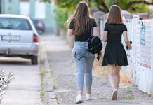 Претежно сунчано, средином дана понегде променљиво облачно и нестабилно Девојке шетају