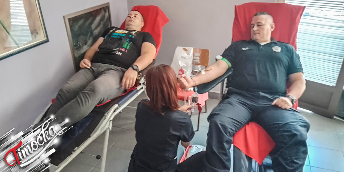 Хумани зајечарски полицајци дали допринос акцији давању крви у Зајечару