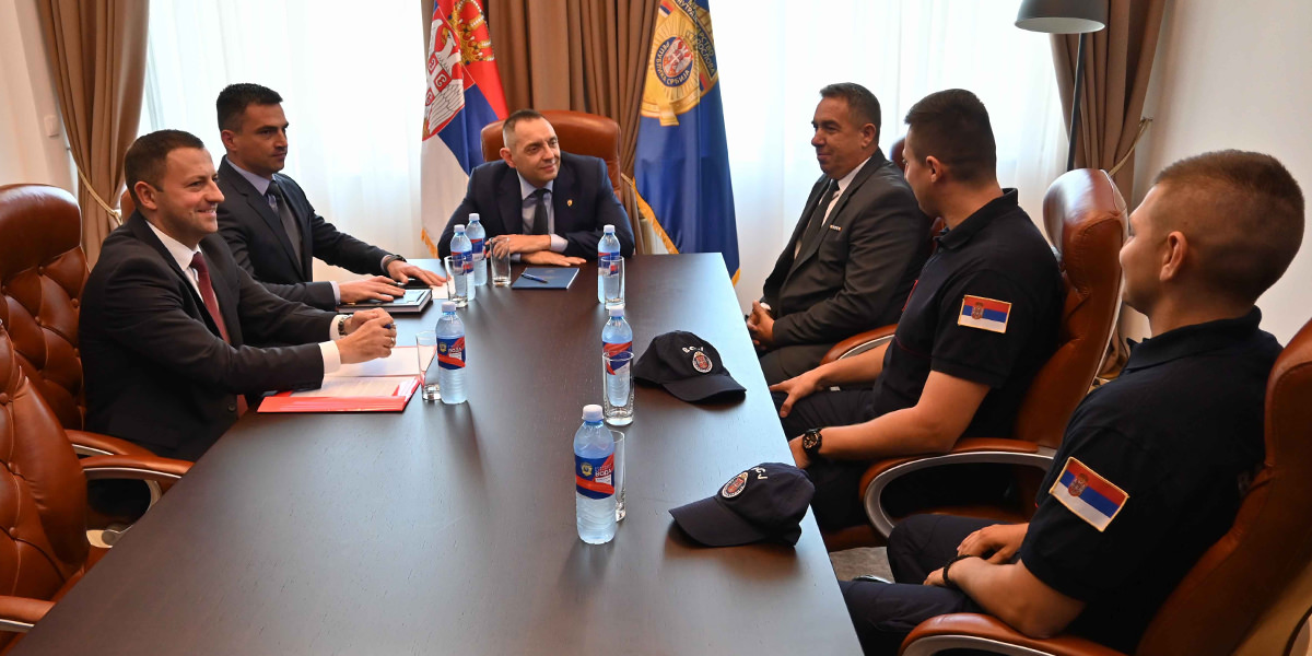 Министар унутрашњих послова Александар Вулин састао се са зајечарским ватрогасцима који су спасили дете