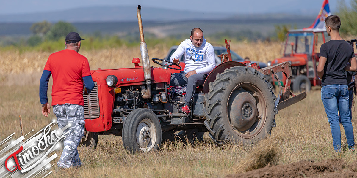Мушкарац вози трактор Мушкарац вози трактор