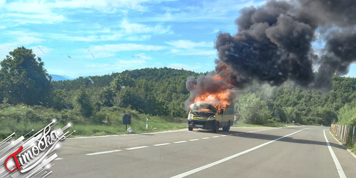 На путу Књажевац&ndash;Ниш запалио се минибус