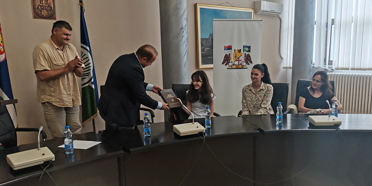 Неда Илић и Анђела Колар из Бора оствариле сјајан резултат на Републичком такмичењу из српског језика и културе изражавања