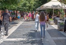 Топло и спарно, местимично пљускови и грмљавина Општина Сокобања – Људи шетају