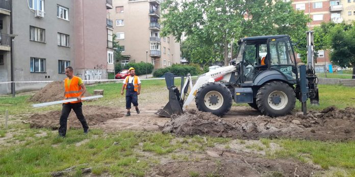 Радови на реконструкцији дечијих игралишта у Бору