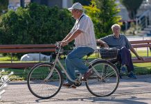 Ујутру хладно, по котлинама и висоравнима местимично магла, током дана претежно сунчано Старији мушкарац вози бицикл