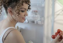 Како сачувати свеже намирнице у фрижидеру Жена држи чери парадајз