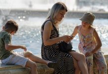 Враћају се тропски дани, данас до 34 степена, за викенд још топлије Жена седи са децом поред фонтане