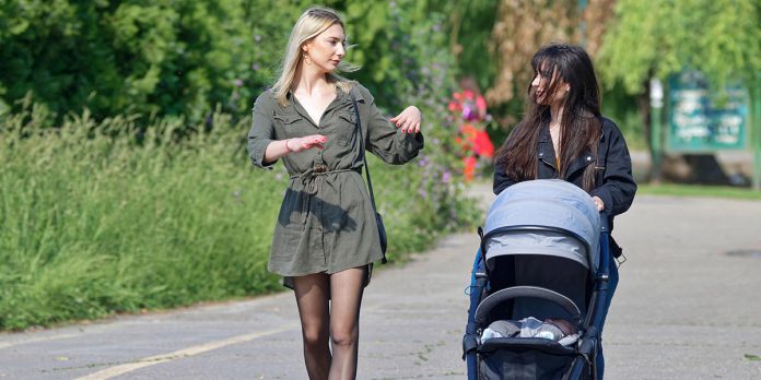 Жене шетају са бебом у колицима Жене шетају са бебом у колицима