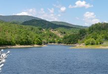 Тропски и сунчан дан, после подне понегде умерено облачно Борско језеро