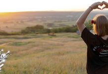 Сунчано, у току дана променљиво облачно у појединим деловима земље Девојка држи подигнуте руке у облику срца