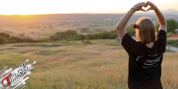 Девојка држи подигнуте руке у облику срца