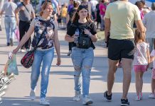 Умерено топло, ређа појава краткотрајне кише Град Зајечар – Људи шетају