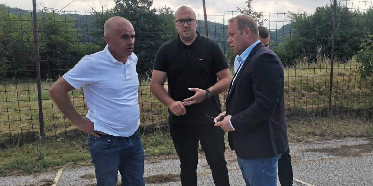 Градоначелник Бора Александар Миликић посетио Рукометни камп на Борском језеру Градоначелник Бора Александар Миликић посетио Рукометни камп на Борском језеру