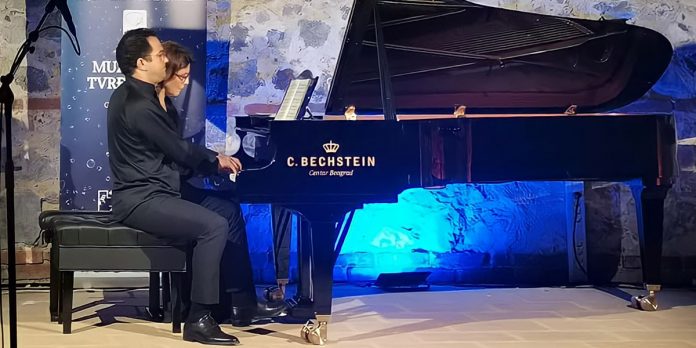 „Концерт за клавир у четири руке” на Феликс Ромулијани „Концерт за клавир у четири руке” на Феликс Ромулијани