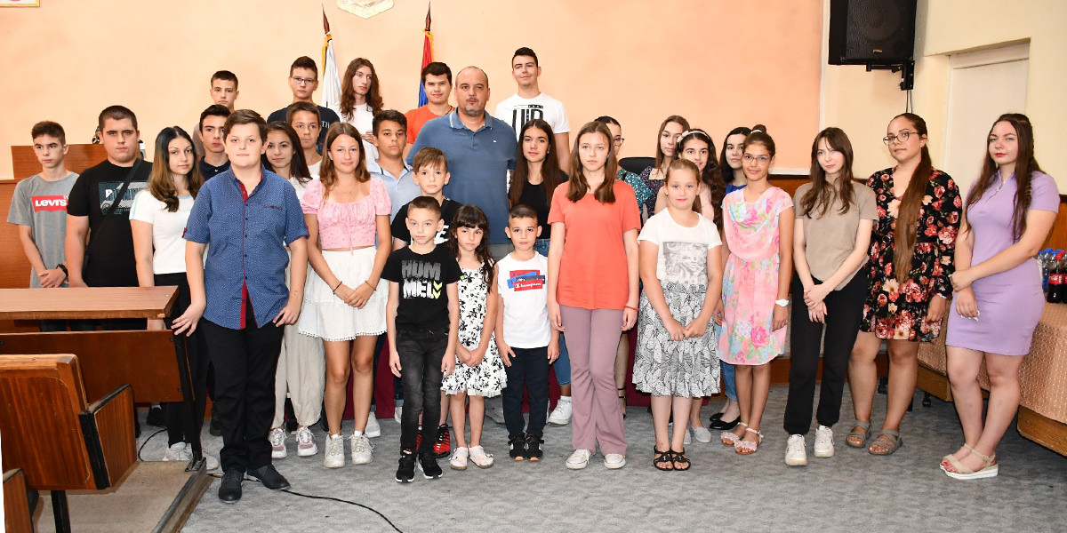 Председник општине Неготин Владимир Величковић приредио пријем за најбоље ученике